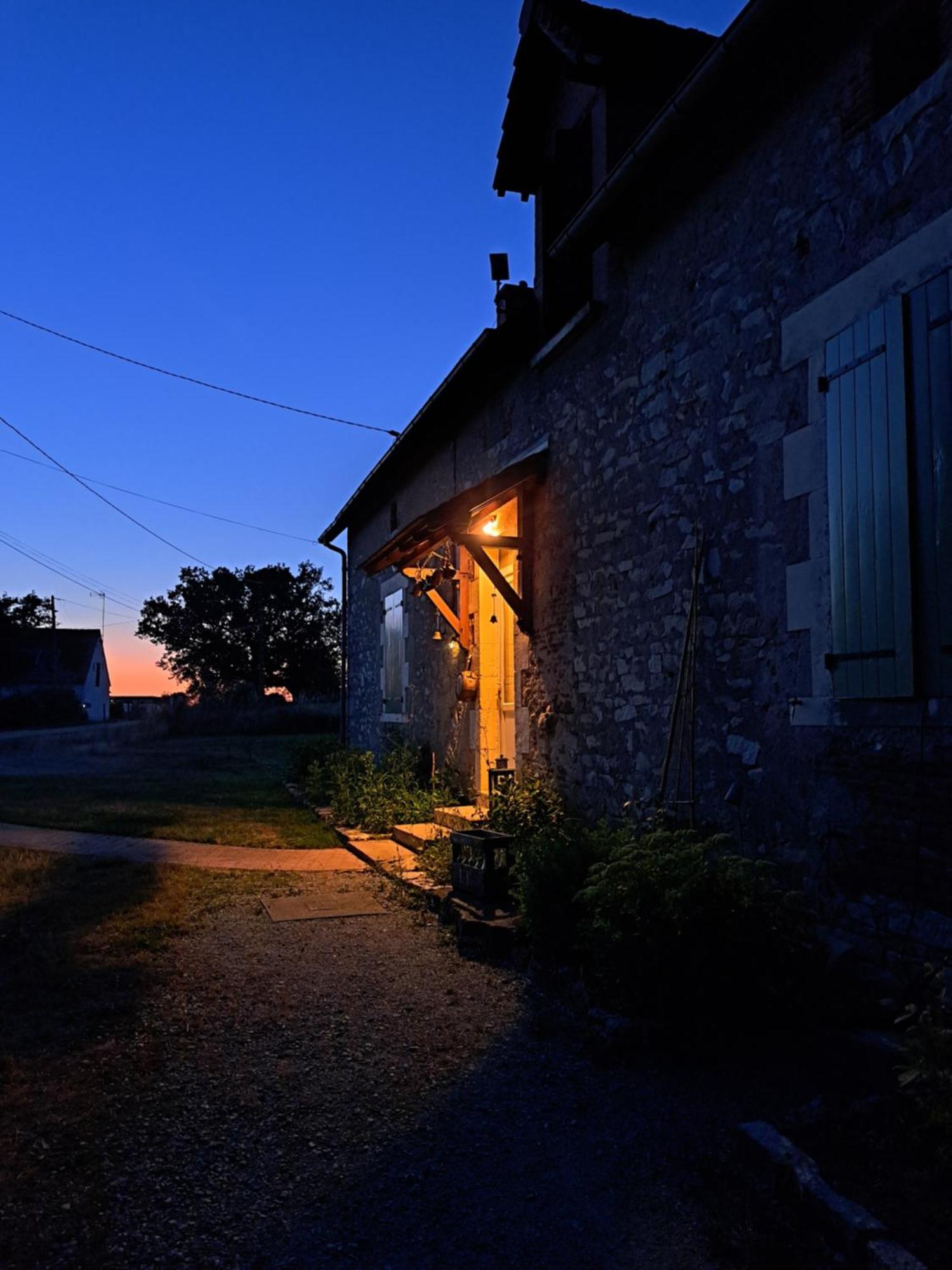 Chez Nous Bed & Breakfast Brigueuil-le-Chantre Екстериор снимка